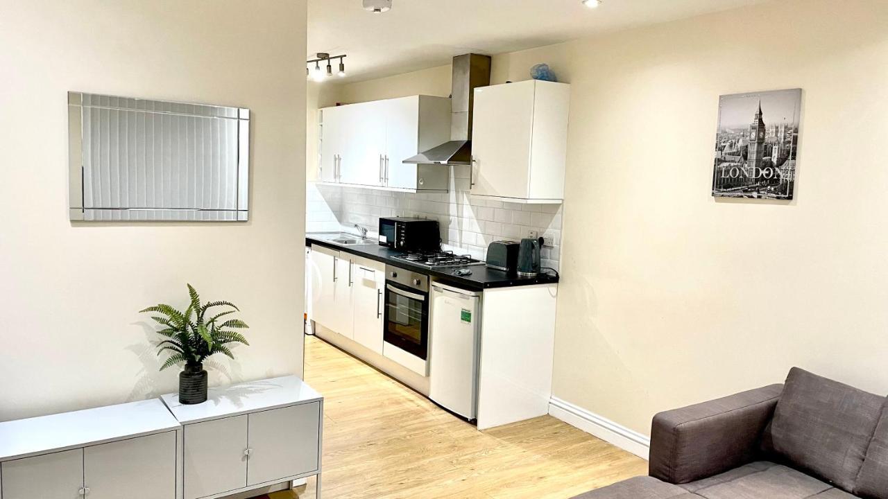 Holiday Flat In Central Slough Near To London Heathrow And Windsor With Free Car Park 外观 照片