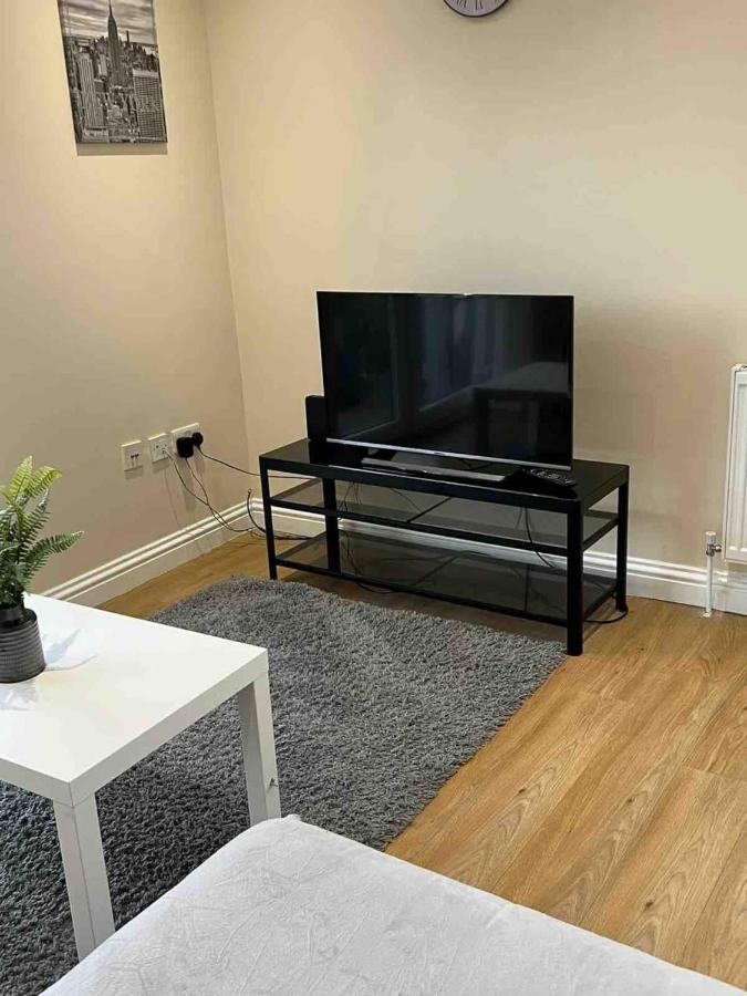 Holiday Flat In Central Slough Near To London Heathrow And Windsor With Free Car Park 外观 照片