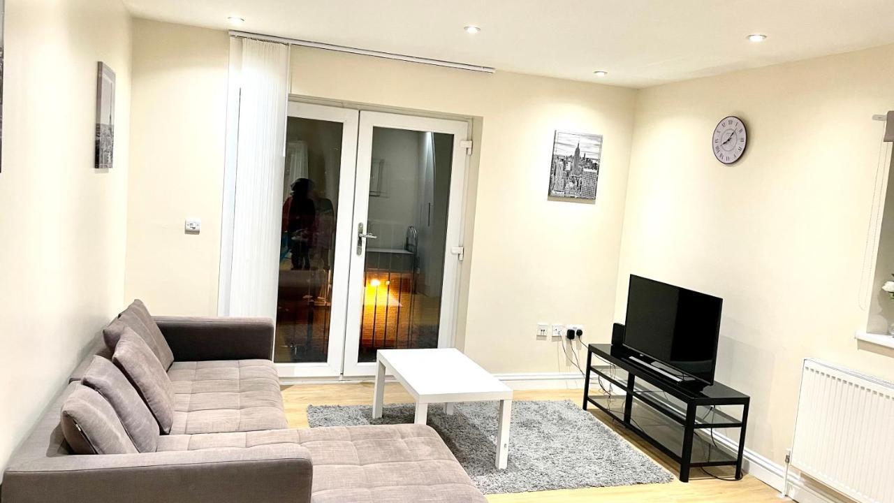 Holiday Flat In Central Slough Near To London Heathrow And Windsor With Free Car Park 外观 照片