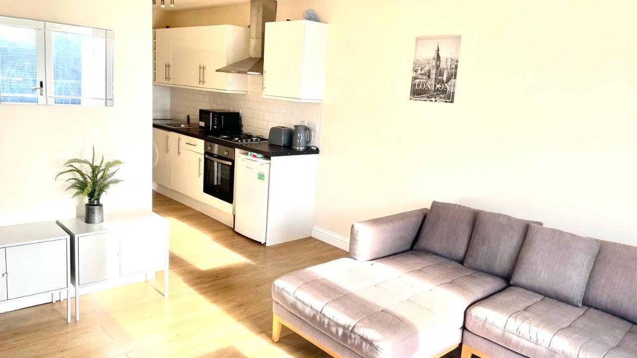 Holiday Flat In Central Slough Near To London Heathrow And Windsor With Free Car Park 外观 照片